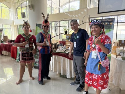 圖12. 高士社區發展協會團隊與恆春工作站於攤位前合影。